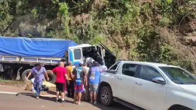 Seis vehículos chocaron en la ruta 12 y el camionero quedó al borde: qué se sabe del siniestro