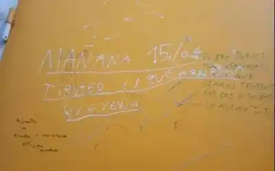 Mensajes siniestros aparecen en baños escolares: la reunión secreta para frenar una escalada de terror
