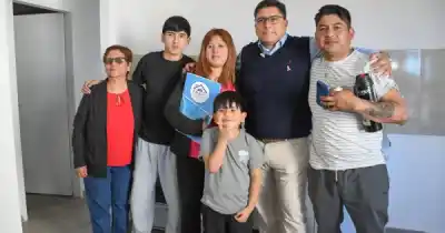 Esperaron hasta 22 años por una casa en Río Gallegos: Vidal entregó las llaves y anunció lo que viene