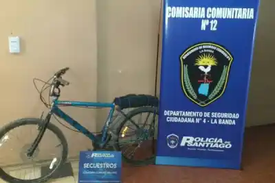 Le robaron la bici a un adolescente y la policía terminó llamando a una puerta: adentro había un detalle