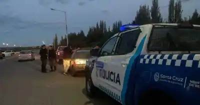Un vecino lo vio zigzaguear a toda velocidad y llamó a la Policía: lo que marcó el test lo dejó sin auto