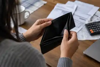 Trabajan más que nunca y no les alcanza: el dato que golpea a 6 de cada 10 latinos en EE.UU.