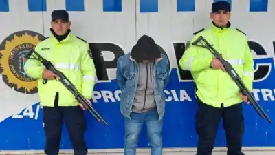 Lo pararon en un control en Brazo Largo y adentro del auto había mucho más que un pasajero sin documento