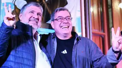 Mayans y Martínez encabezaron la vigilia peronista en Rosario y dejaron un mensaje para 2027