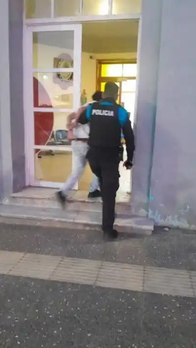 Discusión de pareja en pleno centro de Comodoro: la Policía terminó demorando a un hombre