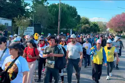 Caminó 90 kilómetros por una promesa y en la última hora confesó lo que le pasa en los pies