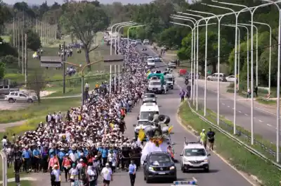 Caminaron 90 kilómetros desde Hasenkamp y lo que los esperó en Paraná fue multitudinario
