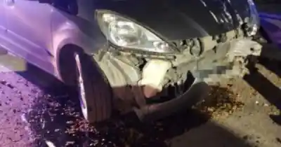 Manejaba con 1,88 de alcohol y se llevó puesto un cartel de 20 km/h: terminó contra un árbol