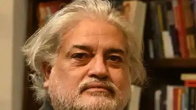 Vargas cierra la Feria del Libro con un libro que guarda la memoria de Rosario