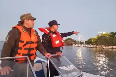 Itatí bajo el agua: la Policía patrulla en lancha los barrios anegados