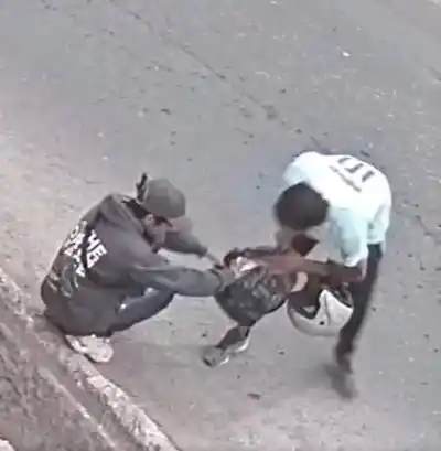 Le arrebató la mochila a un vendedor no vidente en Chimbas: lo que contenía adentro apuró su caída