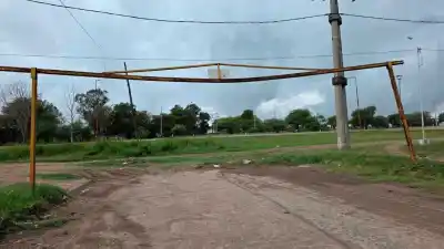 Iba de pie en la caja del camión y no vio el arco de hierro que le destrozó la cabeza