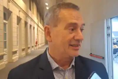El aviso del secretario de Salud de Santiago: qué hay detrás del uso del celular