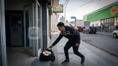 Fue al cajero de Güemes, se olvidó una bolsa y alguien se la llevó en segundos