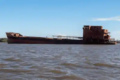 El barco fantasma que duerme en el Paraná volvió a moverse: dónde quedó y por qué preocupa