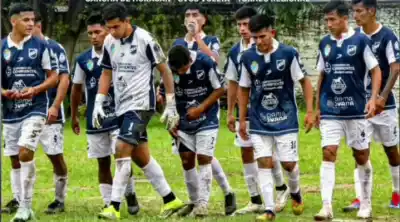 Mandiyú lo tuvo en sus manos, pero un penal lo dejó afuera del Regional