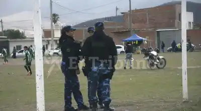 Se agarraron a piedrazos tras un partido y uno terminó con un balazo en la pierna