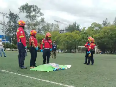 Jugaba al fútbol un sábado cualquiera: dos sicarios entraron a la cancha y lo fusilaron