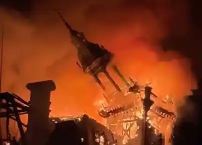 Prendieron fuego el ayuntamiento de Limoges: la cúpula se vino abajo en vivo