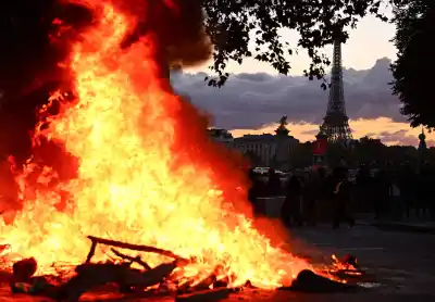Francia se levantó contra el costo de vida y terminó con alcaldías asaltadas e incendios