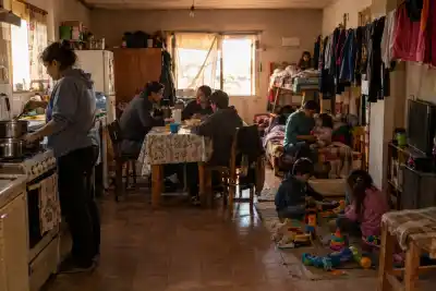 Se mudan con sus hijos para pagar una sola boleta: la cifra que preocupa en las viviendas sociales