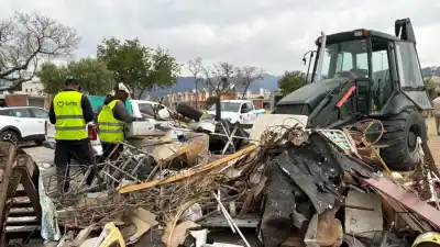 Vecinos de zona norte sacan a la vereda lo que acumula agua: la cifra que ya retiró la Municipalidad