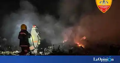 El basural de Caleta Olivia ardió de noche y los bomberos no estuvieron solos
