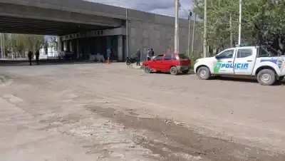 El intendente de Mainqué chocó en moto bajo el puente y terminó internado