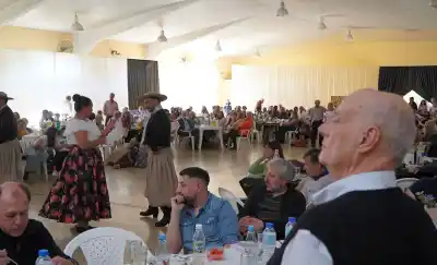 Dejó Agronomía por un infarto de su padre y 46 años después escribió un cancionero que presentó ante 400 personas