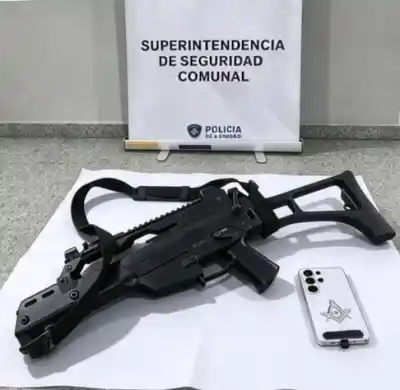 Lo atraparon en pleno raid con una ametralladora falsa, pero lo que encontraron adentro de la casa lo complicó todo