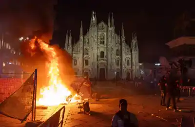 Piedras, gases y vidrieras abajo: el centro de Milán ardió frente al Duomo