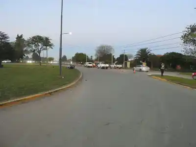 Una moto y una camioneta chocaron en la Avenida Perón: quién terminó en el hospital