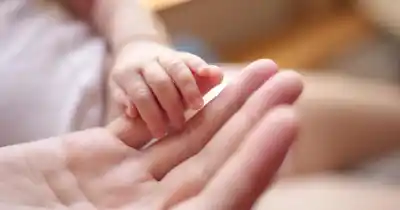 Eligieron ser sus padres y lograron que el bebé tuviera apellido antes de partir