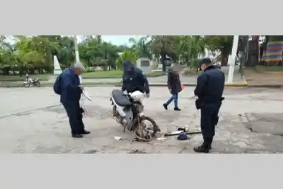 Una camioneta y una moto chocaron en Frías: dos adolescentes terminaron en el hospital