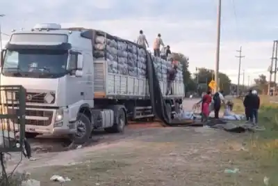 Un camión con carbón vegetal ardió en plena ruta de Campo Gallo: qué encontraron los policías al llegar