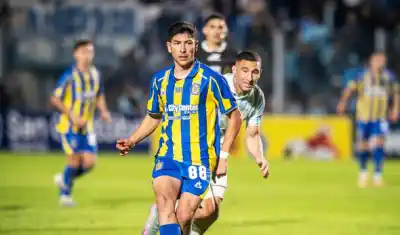 Atlético remontó dos goles, pero un ex Canalla lo dejó con las manos vacías