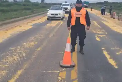 Viajaba a Rosario con maíz, pero en plena Ruta 34 el acoplado le jugó una mala pasada