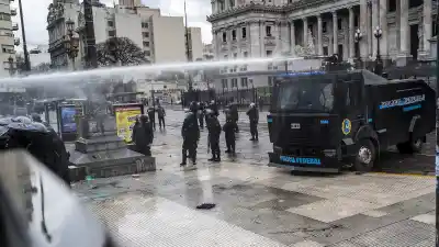 Gases en el cuarto piso y una banca vacía: la sesión que el peronismo perdió antes de empezar