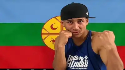 A los 17 años ya es papá, boxea y sueña con el título mundial: el pibe mapuche que la rompe en Cutral Co