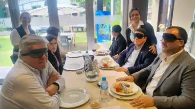 Cien bandeños comieron sin ver nada: la experiencia que Abdala quiere repetir en La Banda