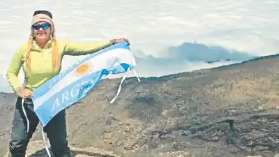 Subió al Kilimanjaro y a 5.500 metros sintió un calor imposible: lo que hizo después la psicóloga catamarqueña