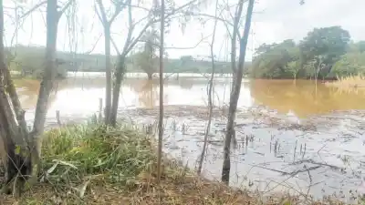 Ríos que bajan pero no dan tregua: los cruces a Paraguay que siguen cortados
