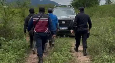 Los vieron cargando dos caños de acero a pulso en la frontera: no pudieron explicar de dónde salieron