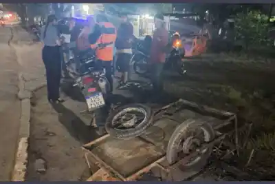 Iba en moto por la avenida Belgrano y terminó en el asfalto por lo que cruzó en el canal