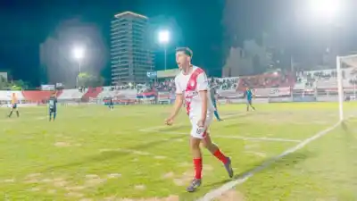 Candelaria y Crucero jugaron un partidazo de 7 goles y el líder quedó tendido