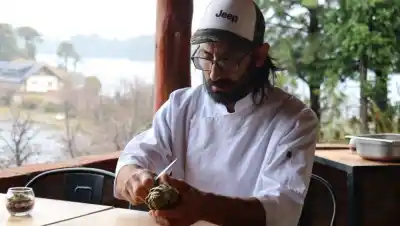 De un parripollo en Córdoba a la cocina de montaña: el chef que cambió la técnica por el bosque