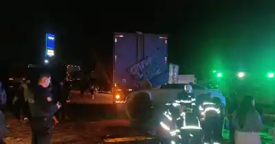 Dos autos, un camión brasileño y una maniobra en U: el choque en la 40 que dejó heridos en Perdriel