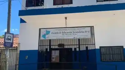 Una adolescente atacó a un compañero en la puerta de la escuela: lo que ocurrió después dejó a todos en vilo