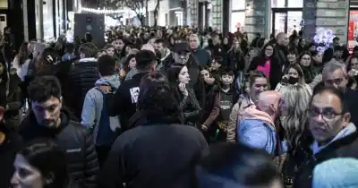 Rosario: la noche en que el centro se llenó de música y 130 ferias, pero había algo más