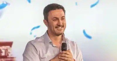 El video del fitito rojo con su nombre que reavivó la pregunta sobre Petri